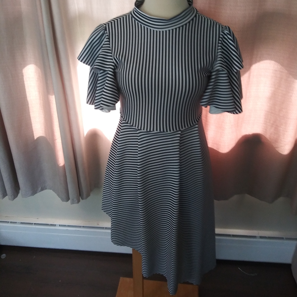 Asymmetric stripped ruffle sleeve dress